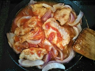 茄汁猪扒,再放入番茄酱汁，少量的水与白糖抄均匀后盖锅煮到汁收水，猪扒熟透即可。