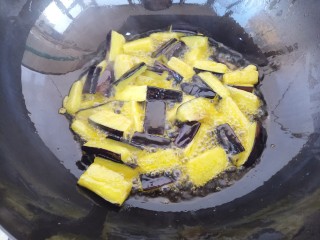 家常鱼香茄条,然后把茄子段炸至金黄。