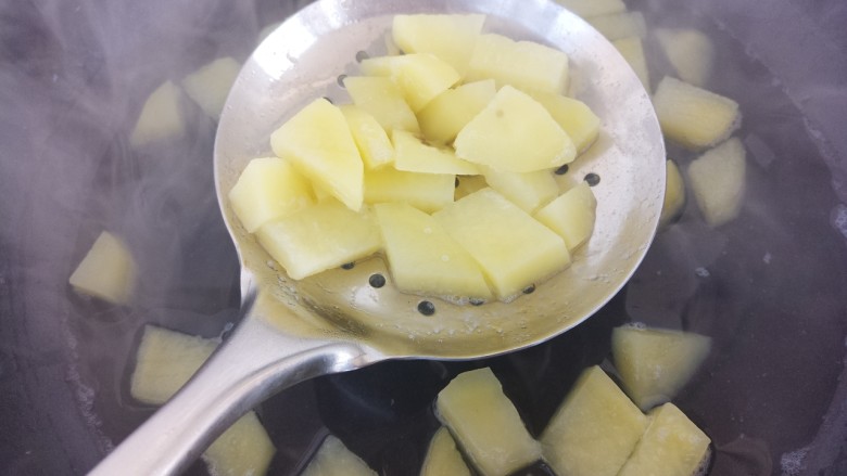 黄油土豆块,土豆煮好之后捞出来控干水分。