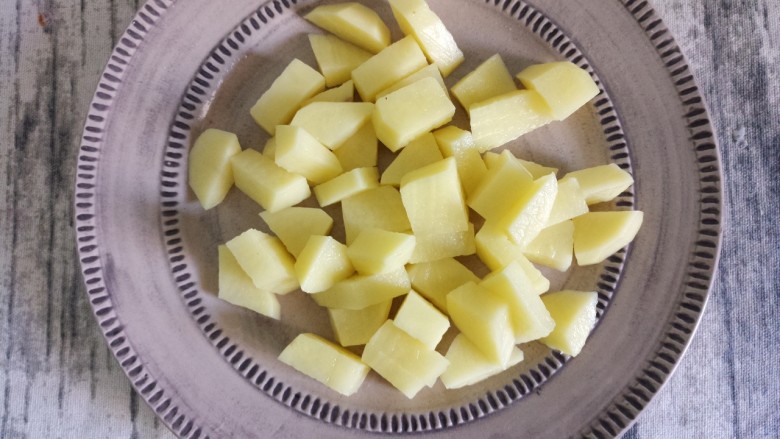 黄油土豆块,然后把土豆切成小块儿。