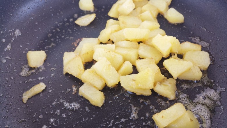 黄油土豆块,翻炒几下。