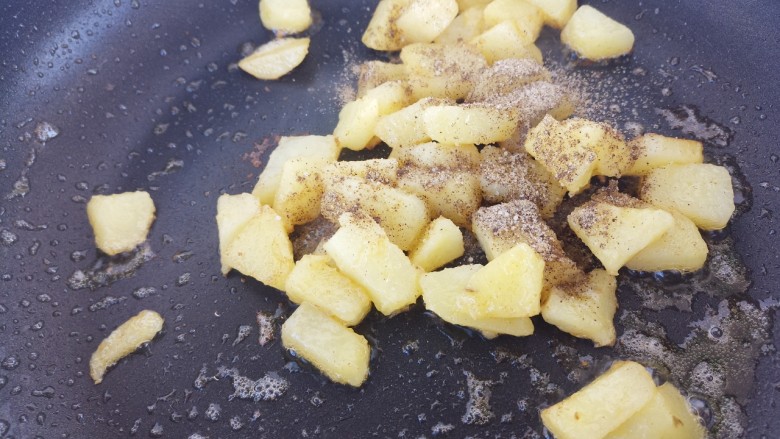 黄油土豆块,接着撒上椒盐。