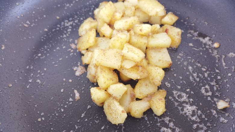 黄油土豆块,再翻炒均匀就可以出锅了。