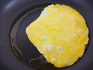 中西结合~紫洋葱鸡蛋炒培根,先把鸡蛋液倒进去。