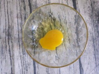 中西结合~紫洋葱鸡蛋炒培根,把鸡蛋打入碗中。
