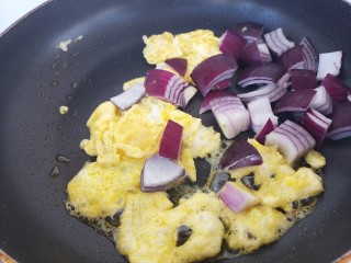 中西结合~紫洋葱鸡蛋炒培根,接着放入洋葱。