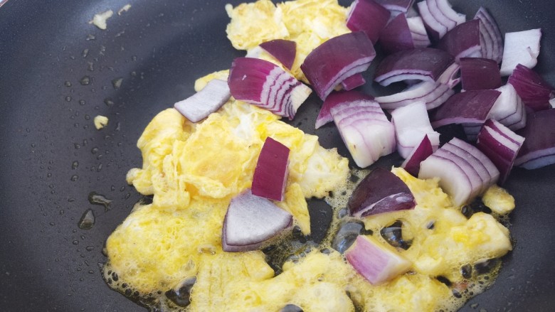 中西结合~紫洋葱鸡蛋炒培根,接着放入洋葱。