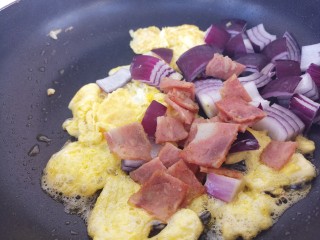 中西结合~紫洋葱鸡蛋炒培根,再放入培根。