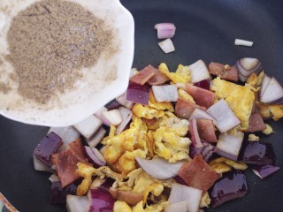中西结合~紫洋葱鸡蛋炒培根,倒入锅内。