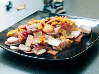 中西结合~紫洋葱鸡蛋炒培根,炒匀，就可以出锅装盘了。