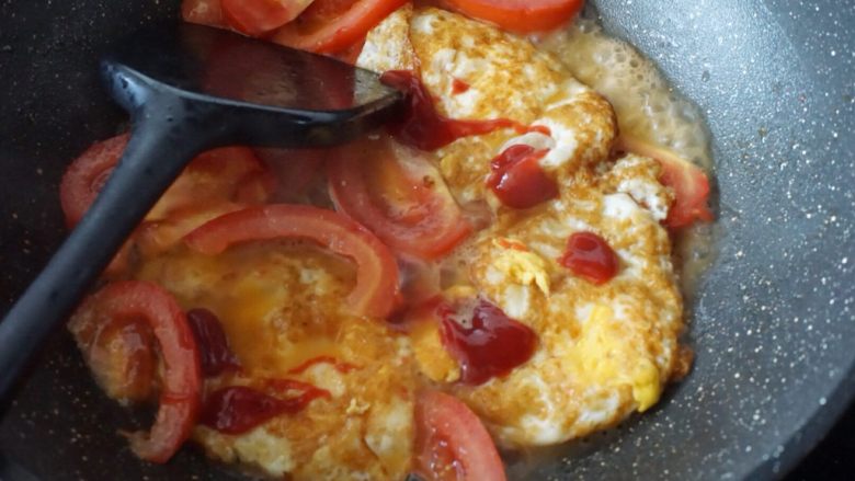 番茄炒鸡蛋,加入番茄酱，挤在鸡蛋上