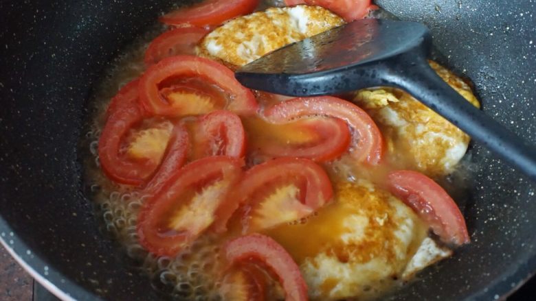 番茄炒鸡蛋,然后加入没过鸡蛋的适量开水