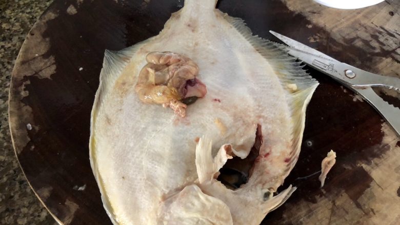 凤凰双栖鱼比目➕肉嫩味鲜红烧鲽鱼,鲽鱼腮下剪一个小口，取出内脏