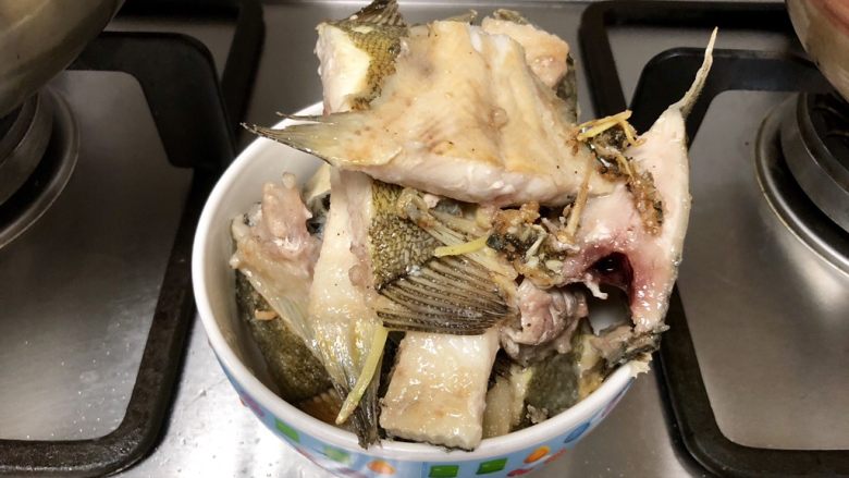 凤凰双栖鱼比目➕肉嫩味鲜红烧鲽鱼,煎好的鱼块沥油盛出备用