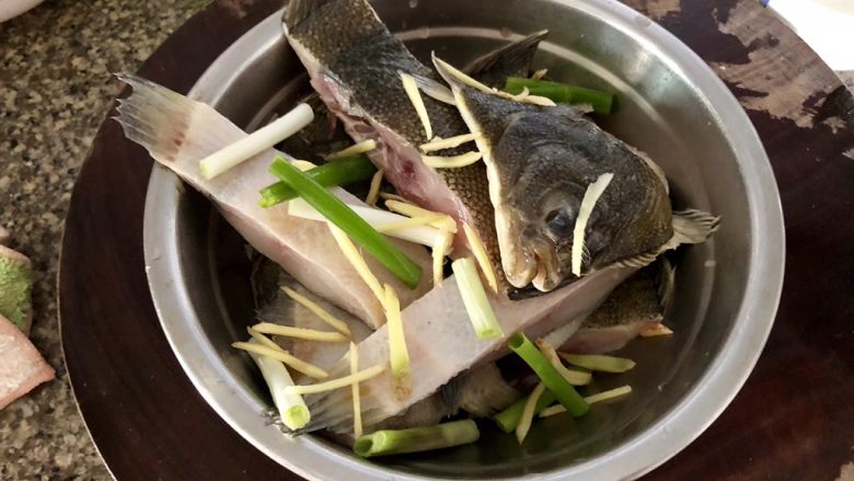 凤凰双栖鱼比目➕肉嫩味鲜红烧鲽鱼,取小葱段和一部分姜丝放在碗中