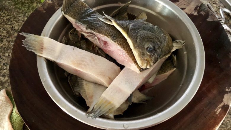 凤凰双栖鱼比目➕肉嫩味鲜红烧鲽鱼,鲽鱼冲洗干净后，切均匀段