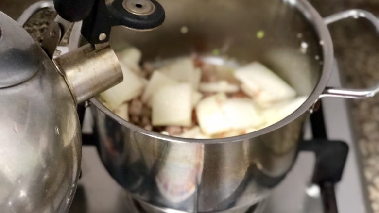 鲜自哪儿里来➕肉末海米冬瓜汤,加入约1.5升的热水