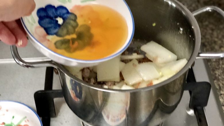 鲜自哪儿里来➕肉末海米冬瓜汤,倒入泡发海米的水，碗底沉淀不要倒入