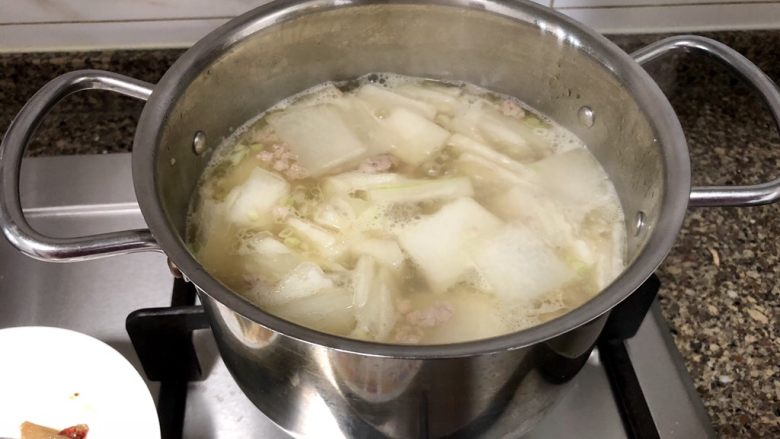 鲜自哪儿里来➕肉末海米冬瓜汤,加盖小火煮约五六分钟，到冬瓜变透明