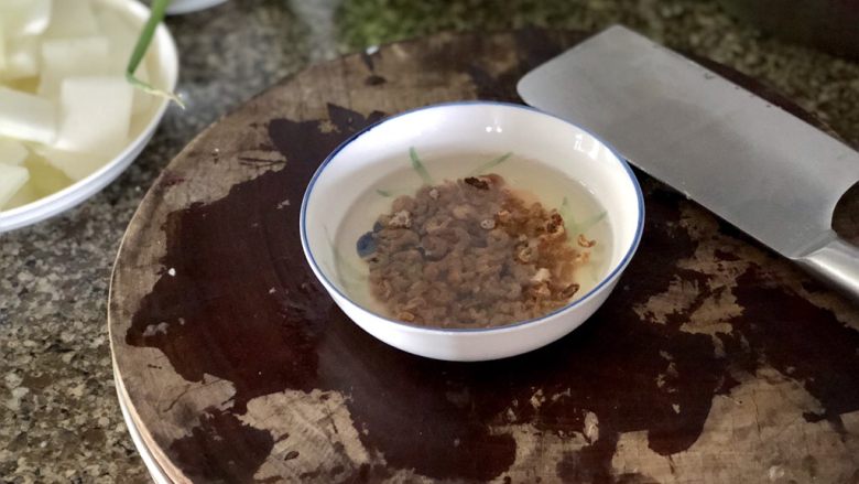 鲜自哪儿里来➕肉末海米冬瓜汤,干海米用水稍微冲洗一下，再用温水浸泡至软