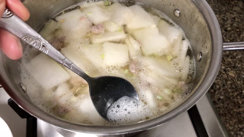鲜自哪儿里来➕肉末海米冬瓜汤,汤煮开，用勺子撇去表面浮末