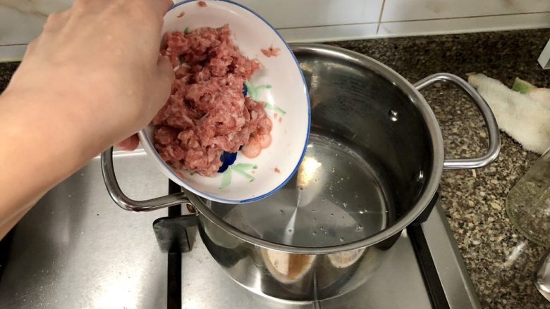 鲜自哪儿里来➕肉末海米冬瓜汤,热锅加入少许食用油，小火煸炒肉末，因为炒锅在炖小公鸡，就直接用汤锅了