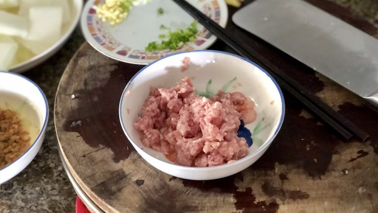 鲜自哪儿里来➕肉末海米冬瓜汤,把肉末搅拌均匀备用