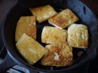 铁板豆腐,翻面也煎香，煎至两面金黄即可