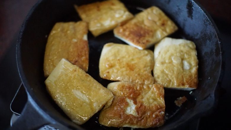 铁板豆腐,翻面也煎香，煎至两面金黄即可