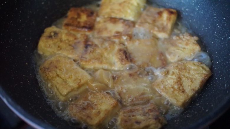 锅塌豆腐,放入1/2块鸡汤浓汤宝，如果有鸡高汤就不用浓汤宝