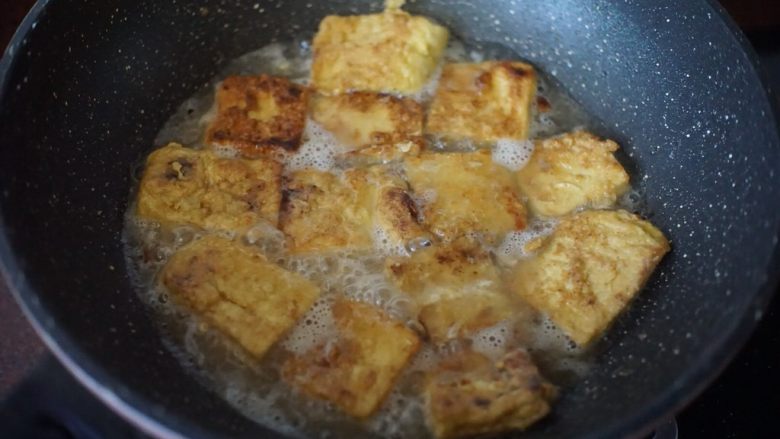 锅塌豆腐,将锅里的油全部倒出，放入煎好的豆腐，加入适量开水