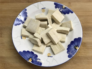 叉烧豆腐,用少许的面粉把切好的豆腐薄薄地裹上一层。