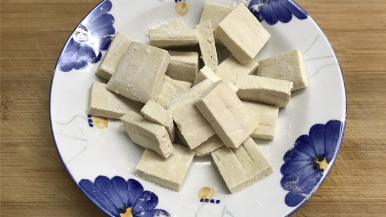 叉烧豆腐,用少许的面粉把切好的豆腐薄薄地裹上一层。