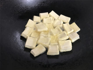 叉烧豆腐,5成热时放入切好的豆腐转，用中火炸制。