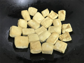 叉烧豆腐,一面炸好后翻面再炸另一面，直至两面都炸至表皮稍硬、色泽金黄后沥油捞出。