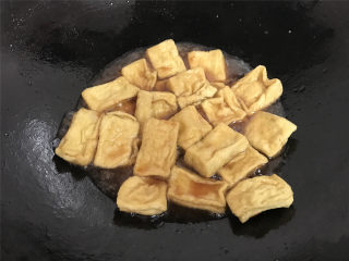 叉烧豆腐,把炸好的豆腐放入锅中。