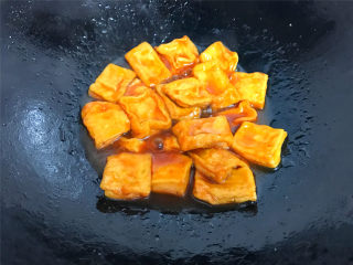 叉烧豆腐,翻拌均匀，让豆腐都裹上料汁。