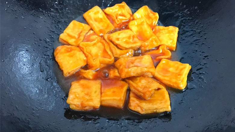 叉烧豆腐,翻拌均匀，让豆腐都裹上料汁。