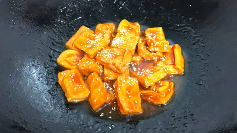 叉烧豆腐,等料汁收至浓稠后撒入1把白芝麻，拌匀后即可熄火。