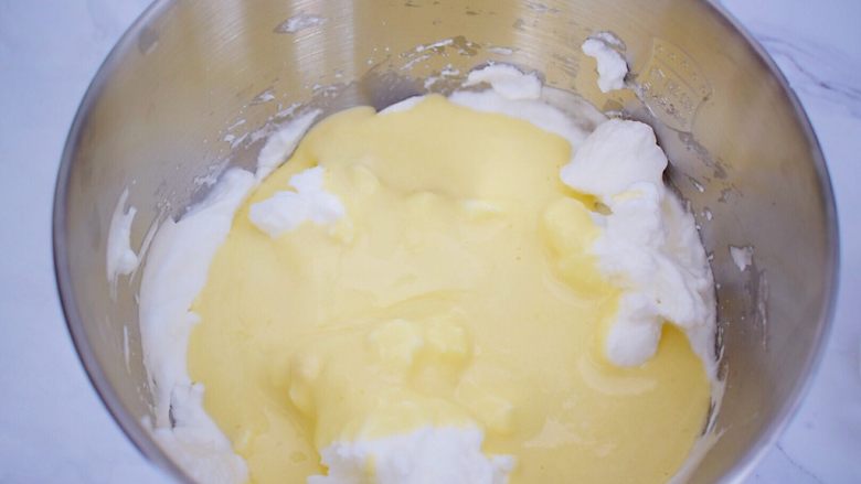 芭比娃娃蛋糕,把拌匀的蛋黄糊倒回蛋白霜中，翻拌均匀