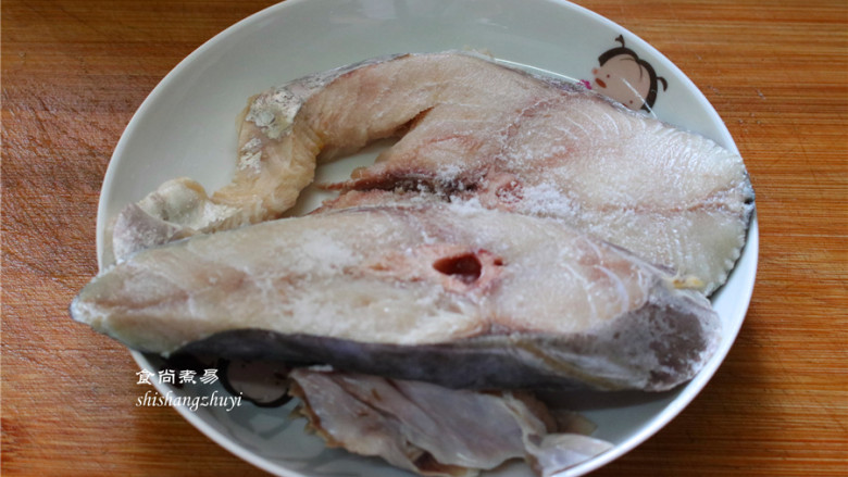 香煎马鲛鱼,两面撒点盐，涂抹均匀，腌制一会儿