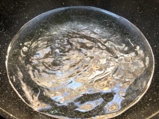 炝拌土豆丝,锅里放入一大碗水烧开，放入少许盐，一勺油