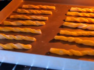 宝宝南瓜磨牙棒,烤箱180度预热。 放入后可以用150度左右 烤30分钟，上色就要出锅了。