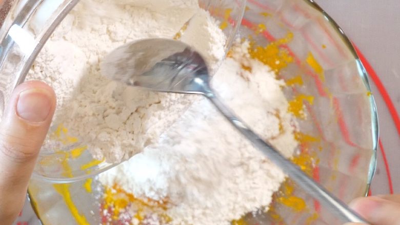 宝宝南瓜磨牙棒,面粉先倒入3/4，后期随着搅拌，看面团的干稀程度，再决定面粉的添加量。