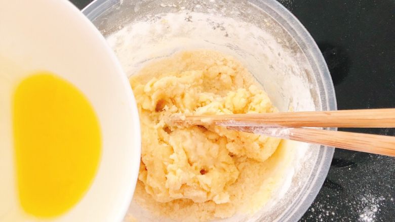 春节福气包,将化开的黄油稍凉后，倒入面粉中。