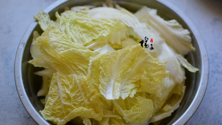 大白菜炖冻豆腐,白菜洗净后，切成片