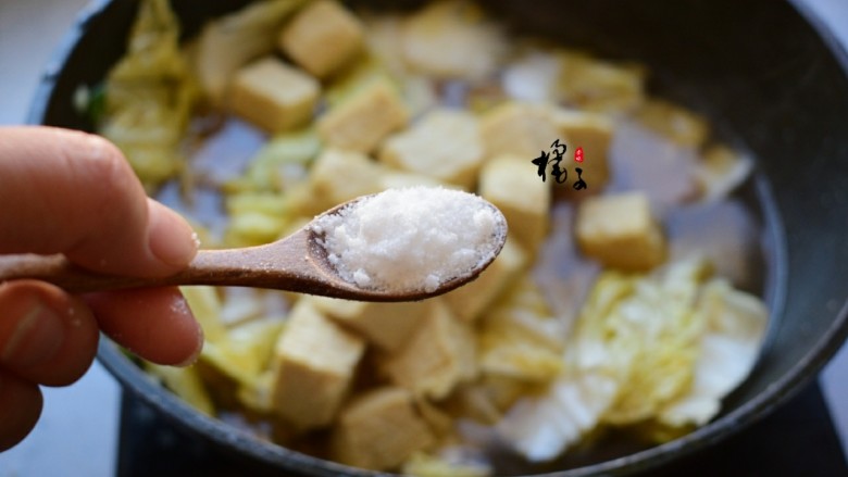 大白菜炖冻豆腐,适量盐