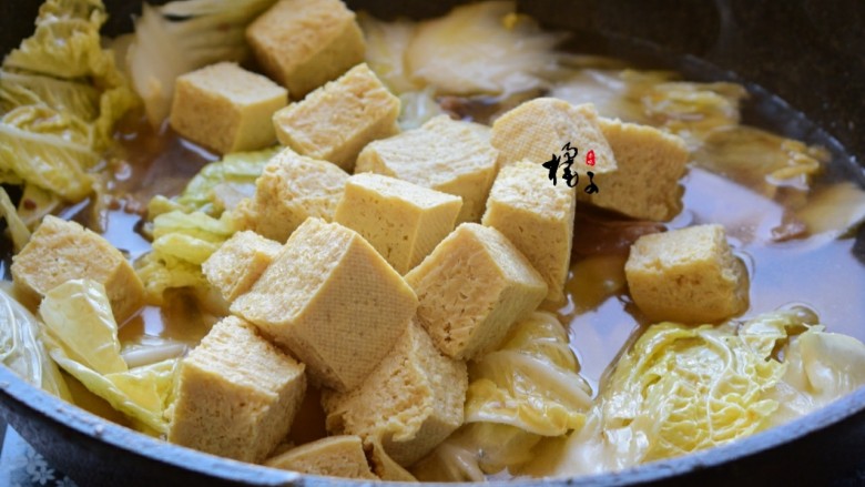 大白菜炖冻豆腐,再加入冻豆腐