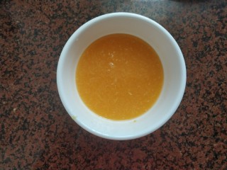 黄梅酱橙汁鸡翅,用原汁机榨出橙汁