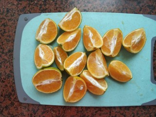 黄梅酱橙汁鸡翅,将橙子洗净，去皮